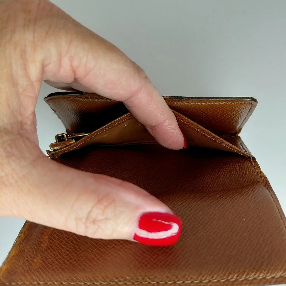 Louis Vuitton 4 Key Holder - Picture 9 of 17